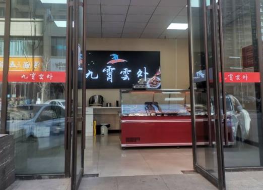 经营中鸭脖店转让，30平左右可带技术转，也可空店转，需要联系面谈