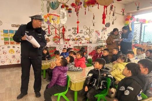 开学第一课，晋中公安交警进校送安全