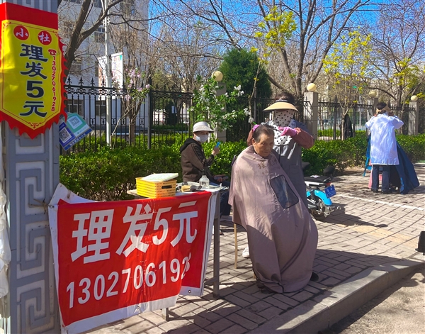 榆次5元路边理发摊受老年人青睐