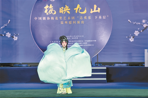记“山西省劳动模范”、晋中市演艺有限公司国家一级演员郑芳芳