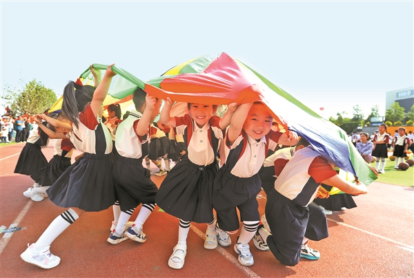 晋中市第二幼儿园举办迎“六一”亲子运动会